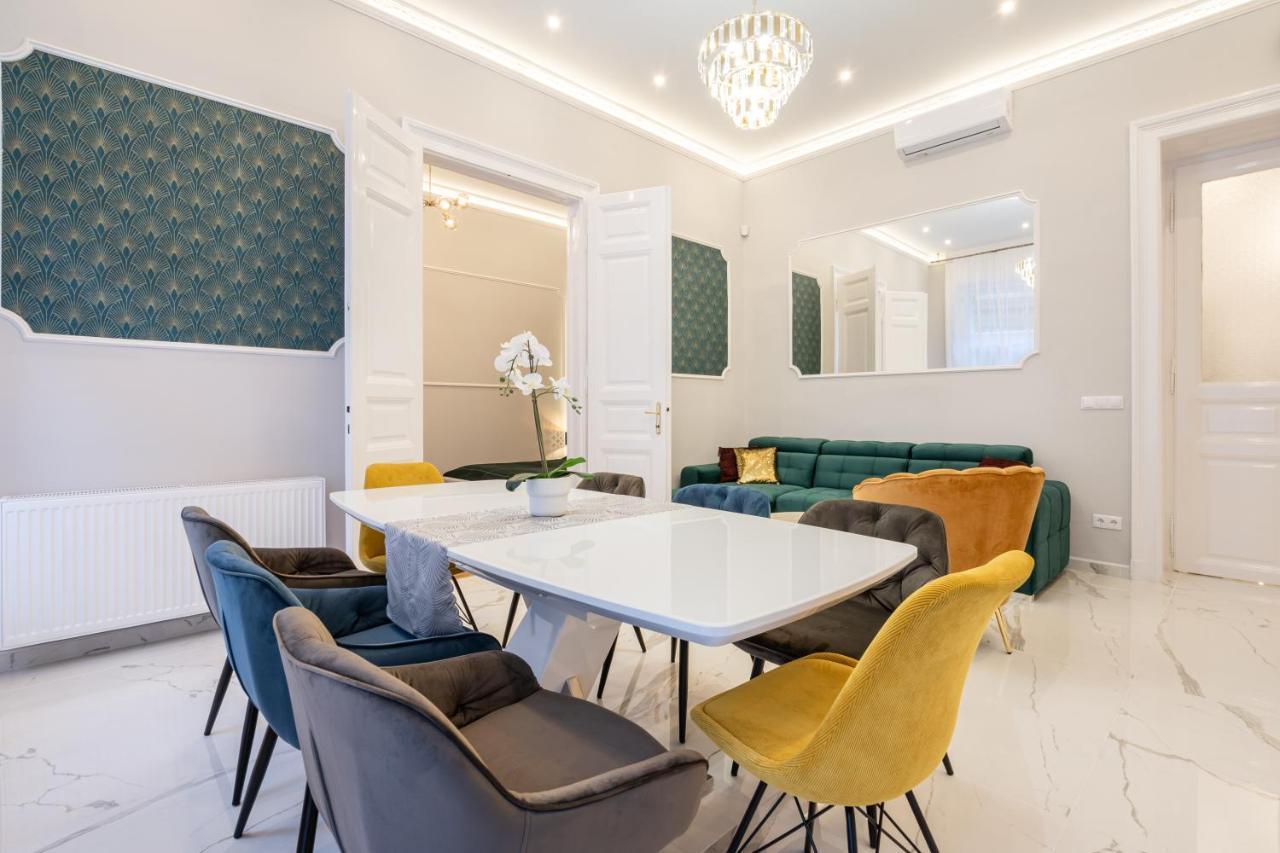 Premium Art Deco Apartment At Broadway // 4Bdr & 3Br 부다페스트 외부 사진
