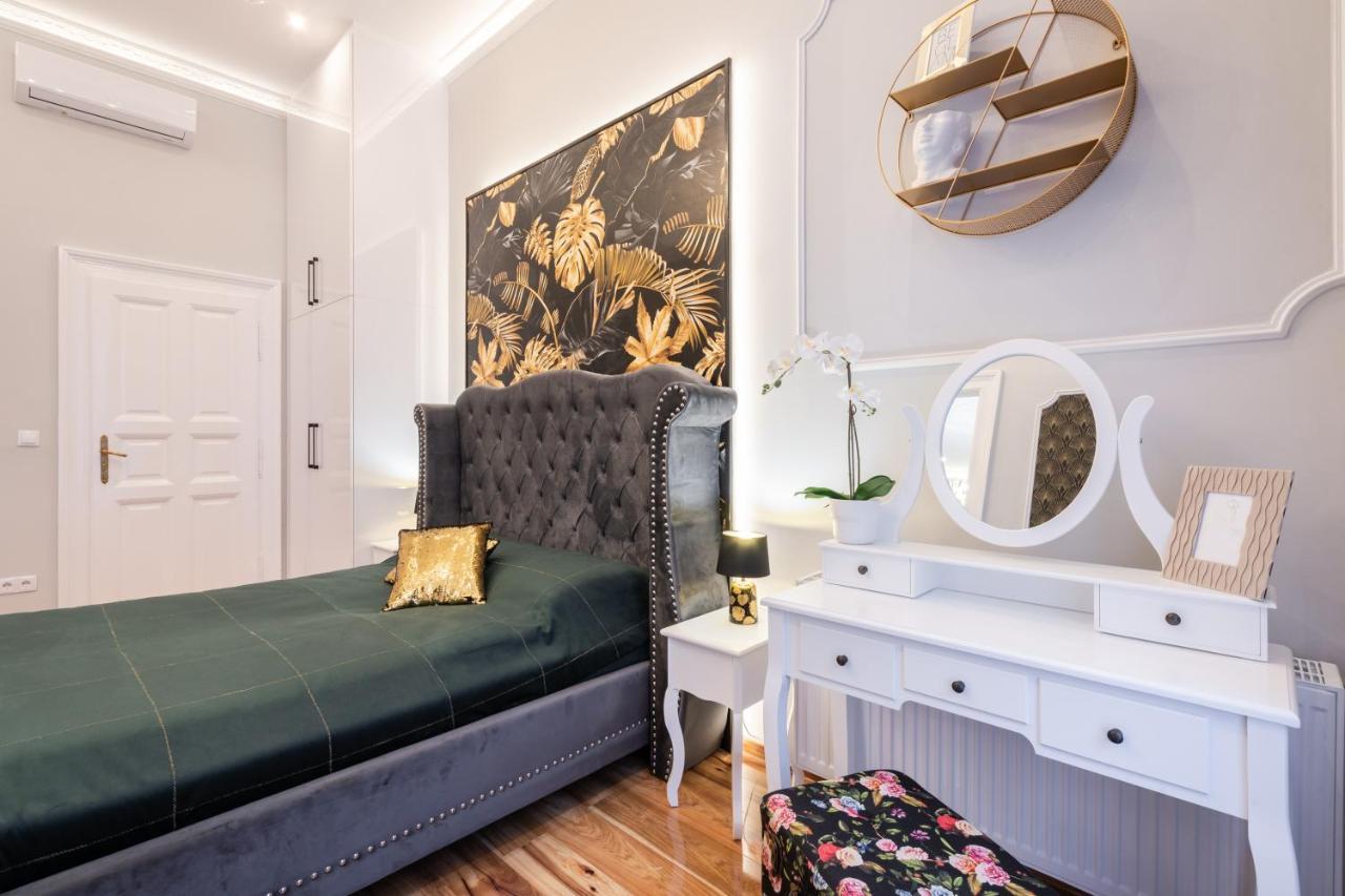 Premium Art Deco Apartment At Broadway // 4Bdr & 3Br 부다페스트 외부 사진