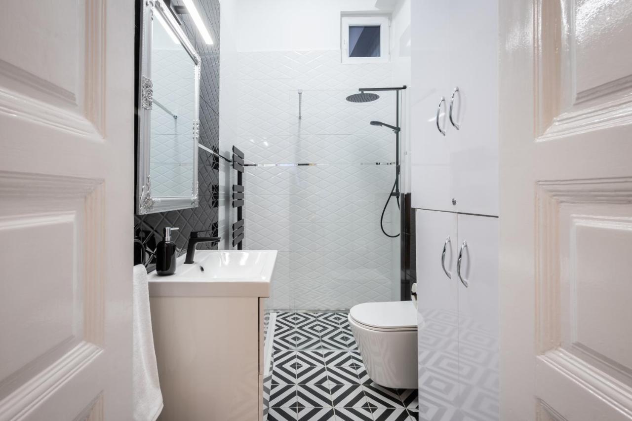 Premium Art Deco Apartment At Broadway // 4Bdr & 3Br 부다페스트 외부 사진