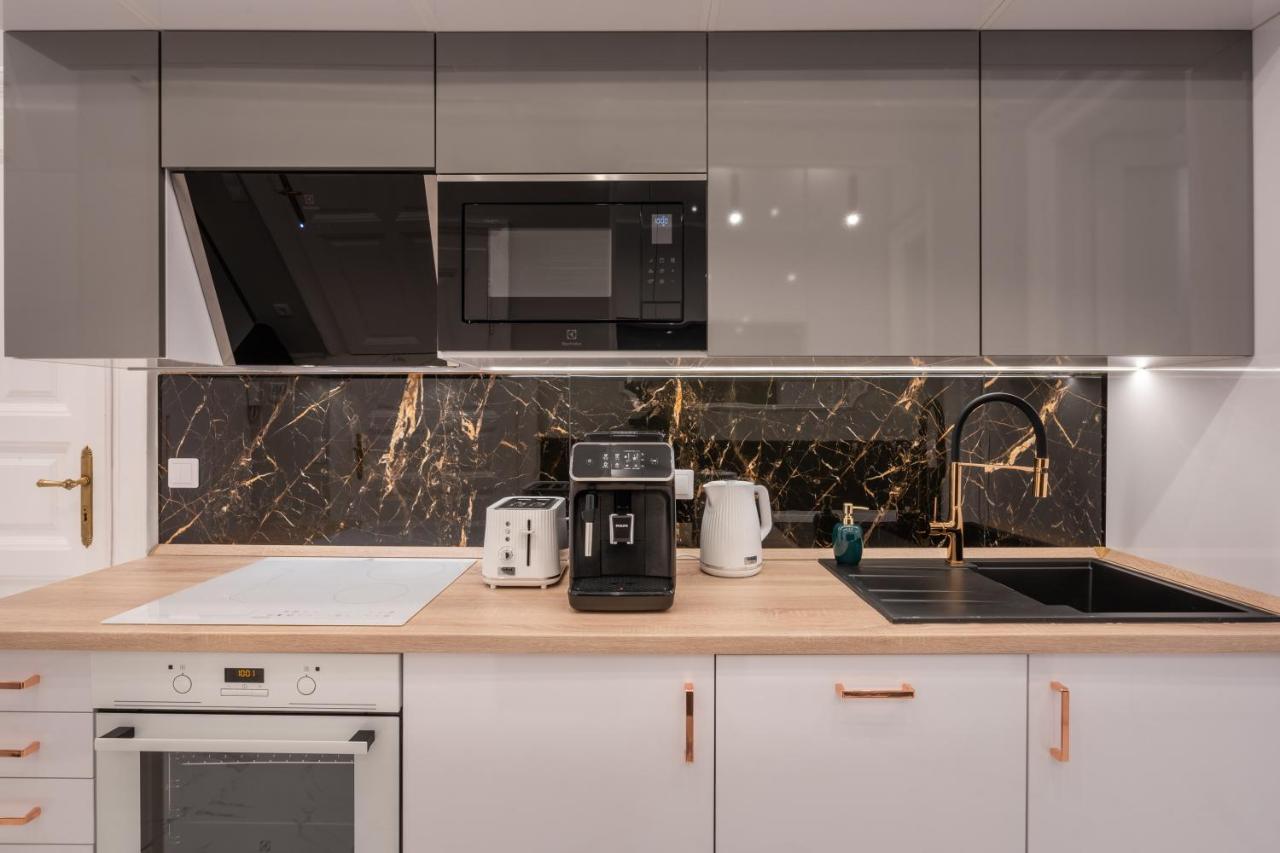 Premium Art Deco Apartment At Broadway // 4Bdr & 3Br 부다페스트 외부 사진