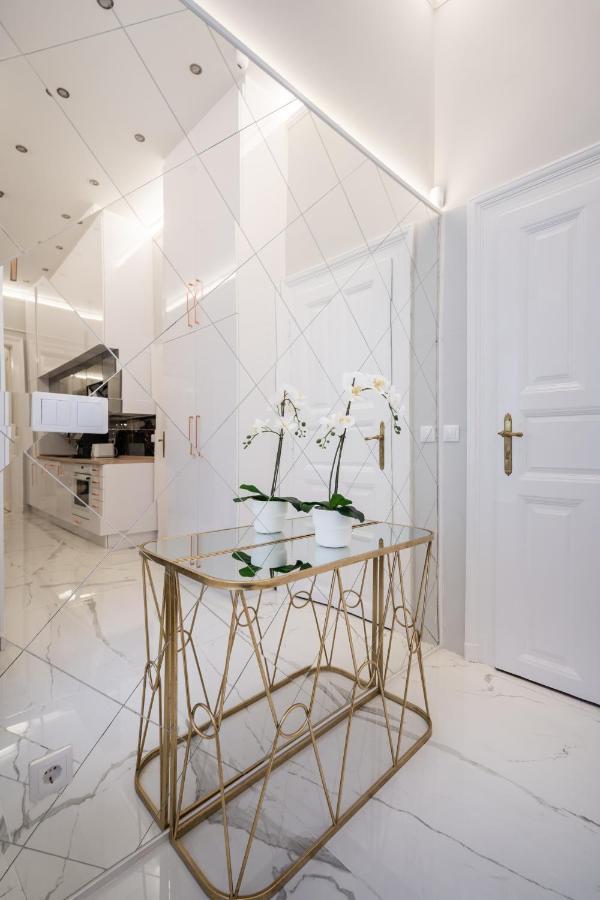Premium Art Deco Apartment At Broadway // 4Bdr & 3Br 부다페스트 외부 사진