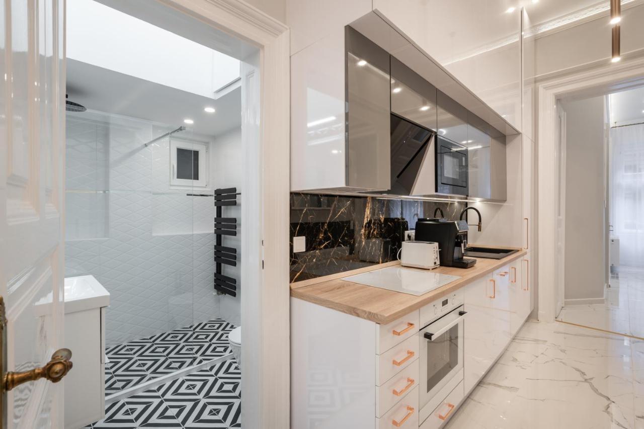 Premium Art Deco Apartment At Broadway // 4Bdr & 3Br 부다페스트 외부 사진