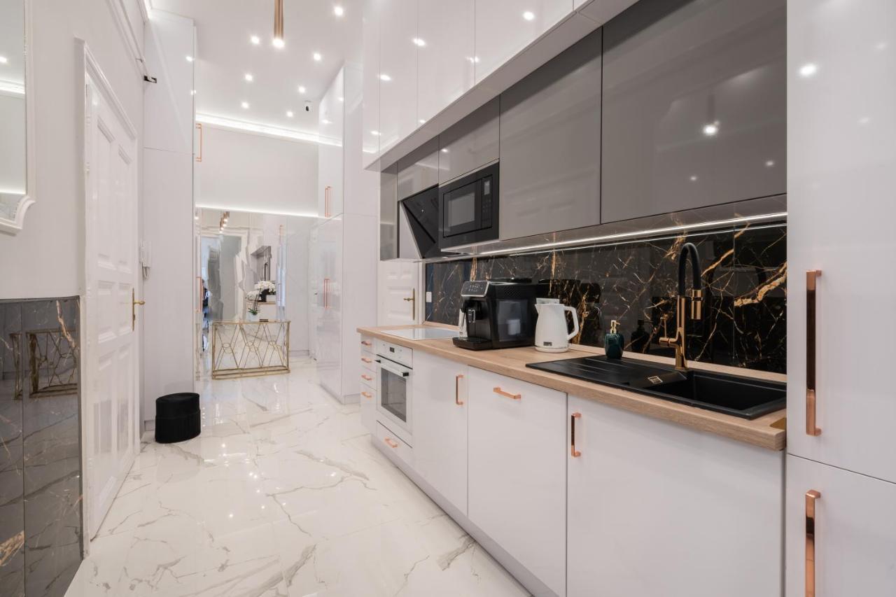 Premium Art Deco Apartment At Broadway // 4Bdr & 3Br 부다페스트 외부 사진
